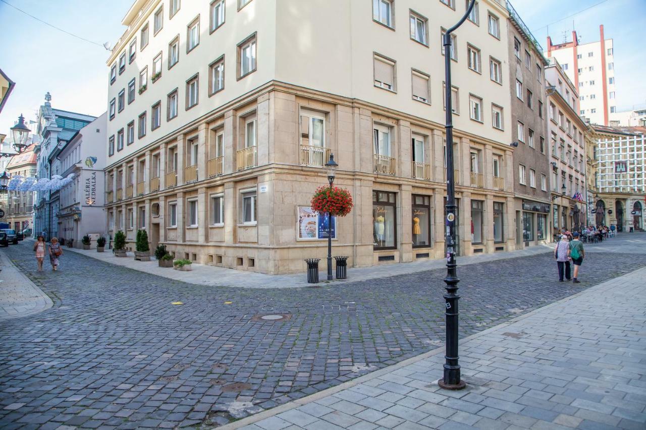 Downtown pedestrian zone apartment Bratislava Buitenkant foto
